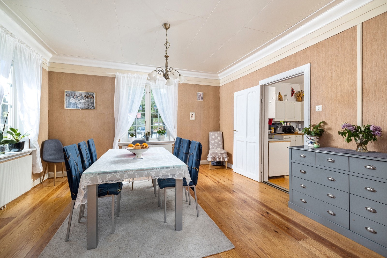 Lys og romslig spisestue. Galleribilde