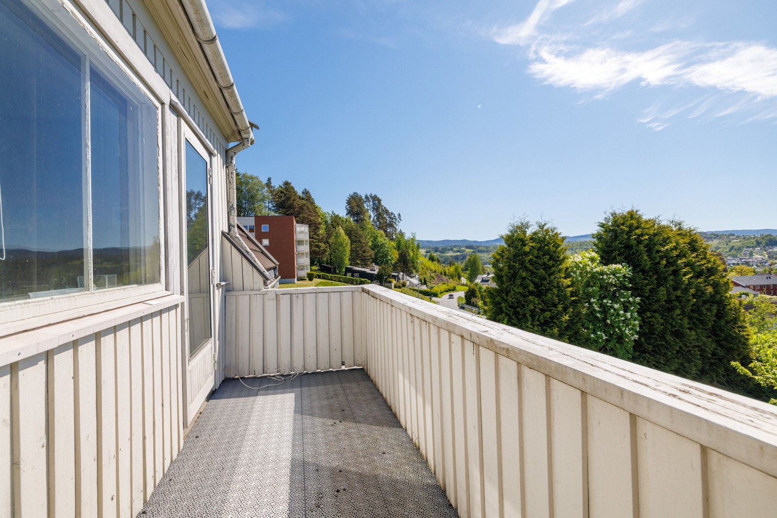 Fra stua er kommer man ut på terrasse med flott utsikt. Galleribilde