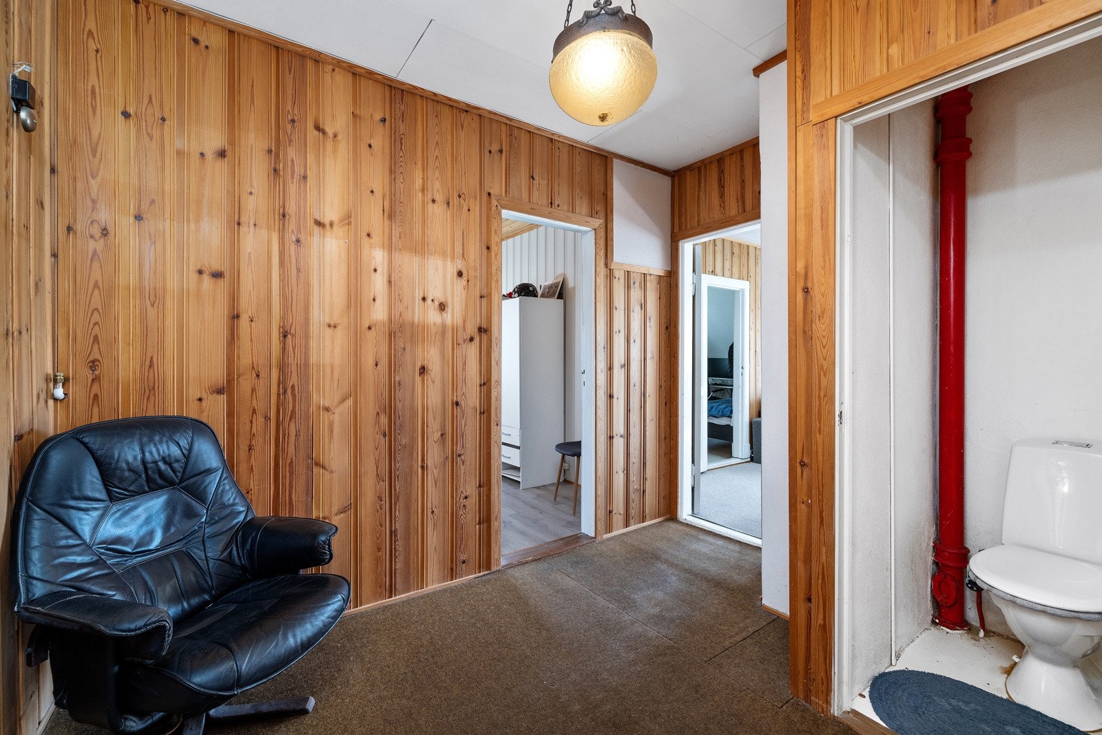 Gang med adkomst til to soverom, loftstue og praktisk toalettrom. Galleribilde