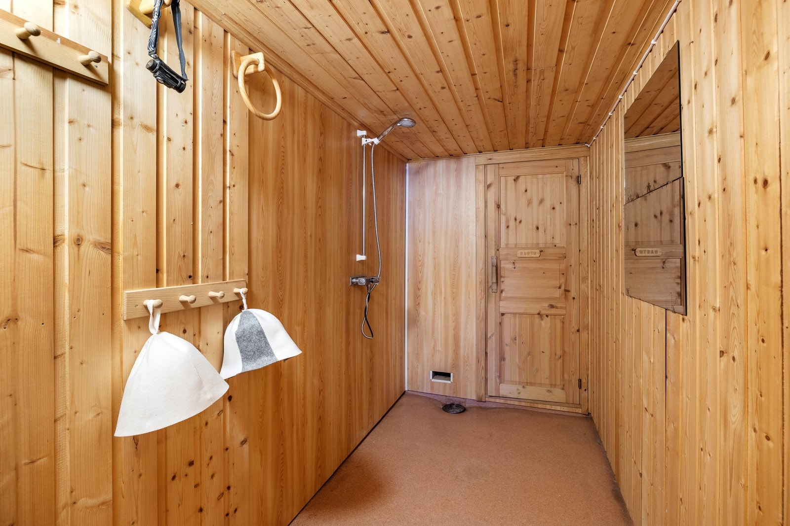 Før en kommer til badstuen er det dusjrom. Galleribilde