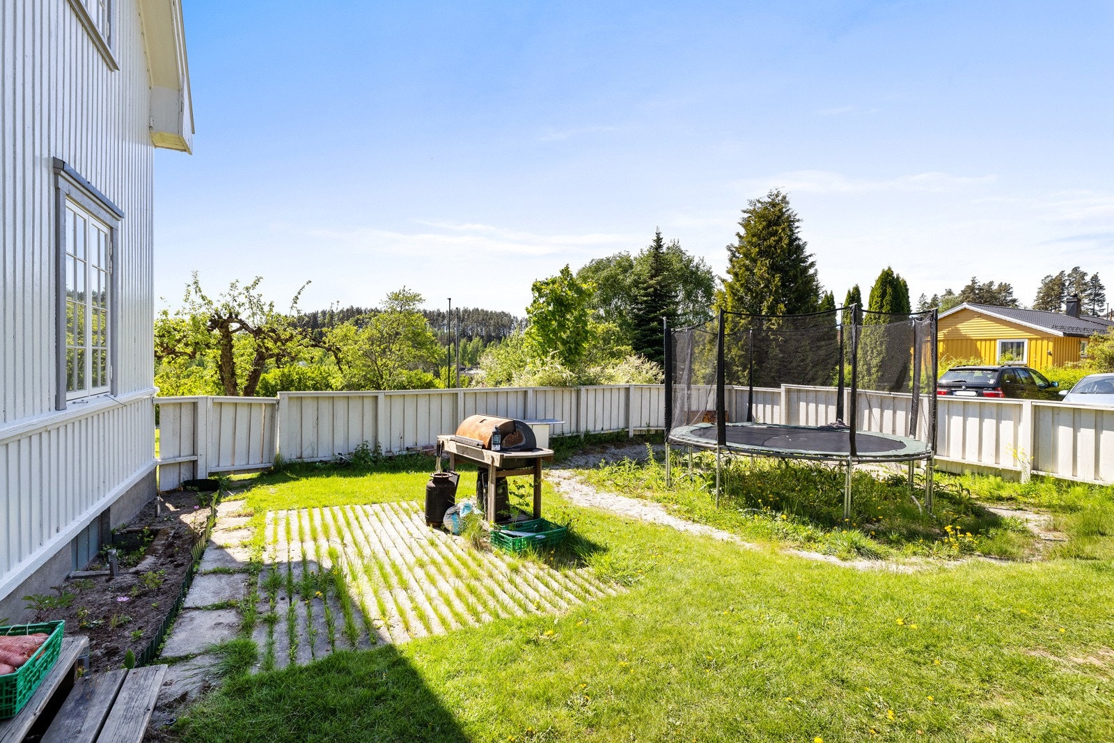 Fra kjøkken er det utgang til inngjerdet hage. Galleribilde