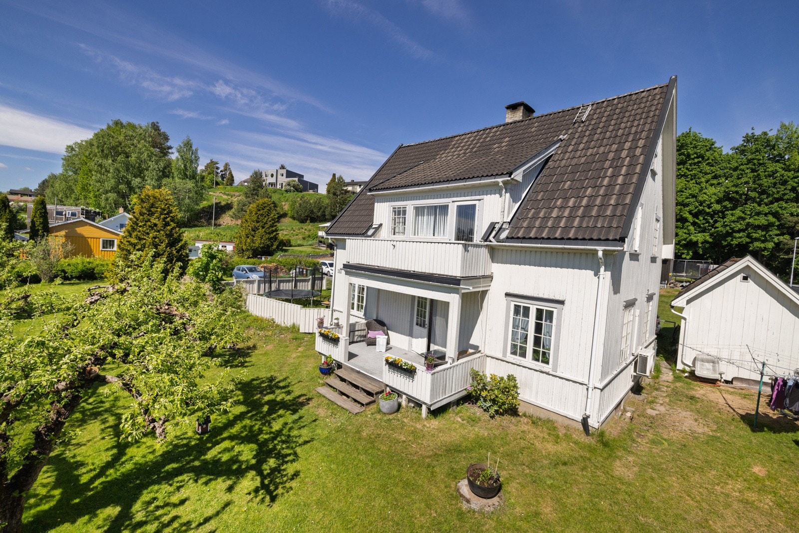 En klassisk enebolig meget sentralt i Hønefoss. Galleribilde