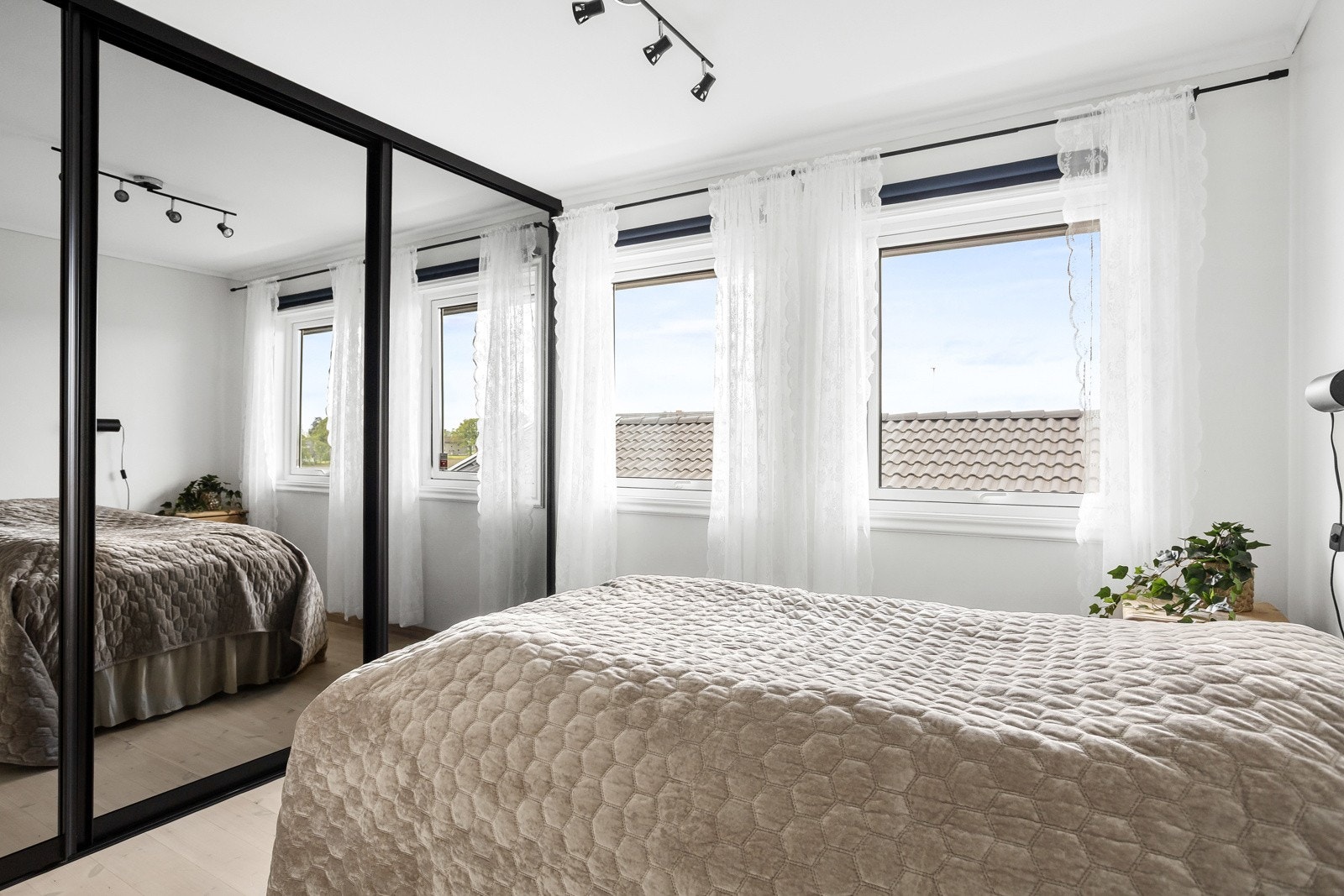 Soverom 1 har god garderobeløsning Galleribilde