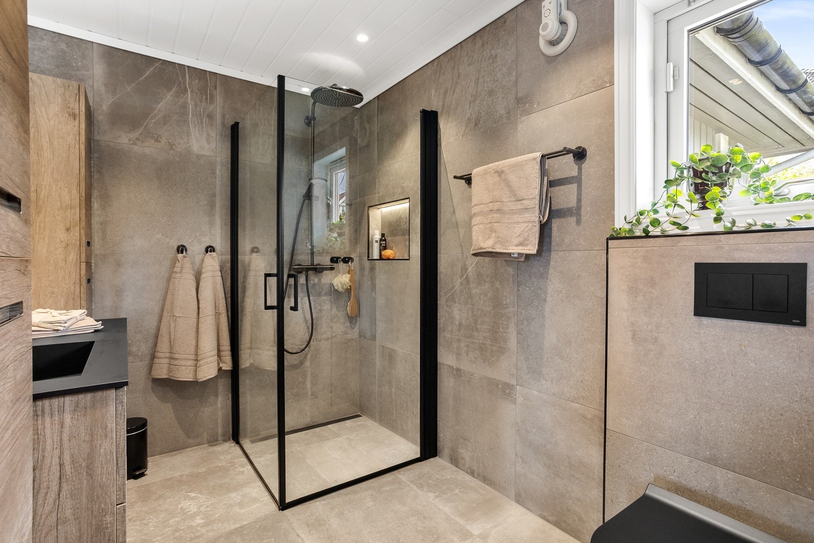 Lekkert bad fra 2022 med utsøkte flisvalg og moderne innredninger Galleribilde