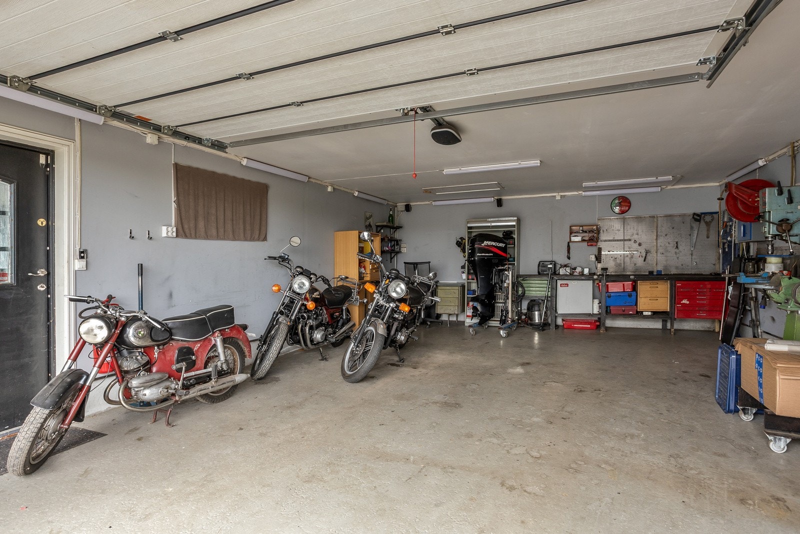 Nyere stor garasje med god lagringsplass i tillegg til bil Galleribilde