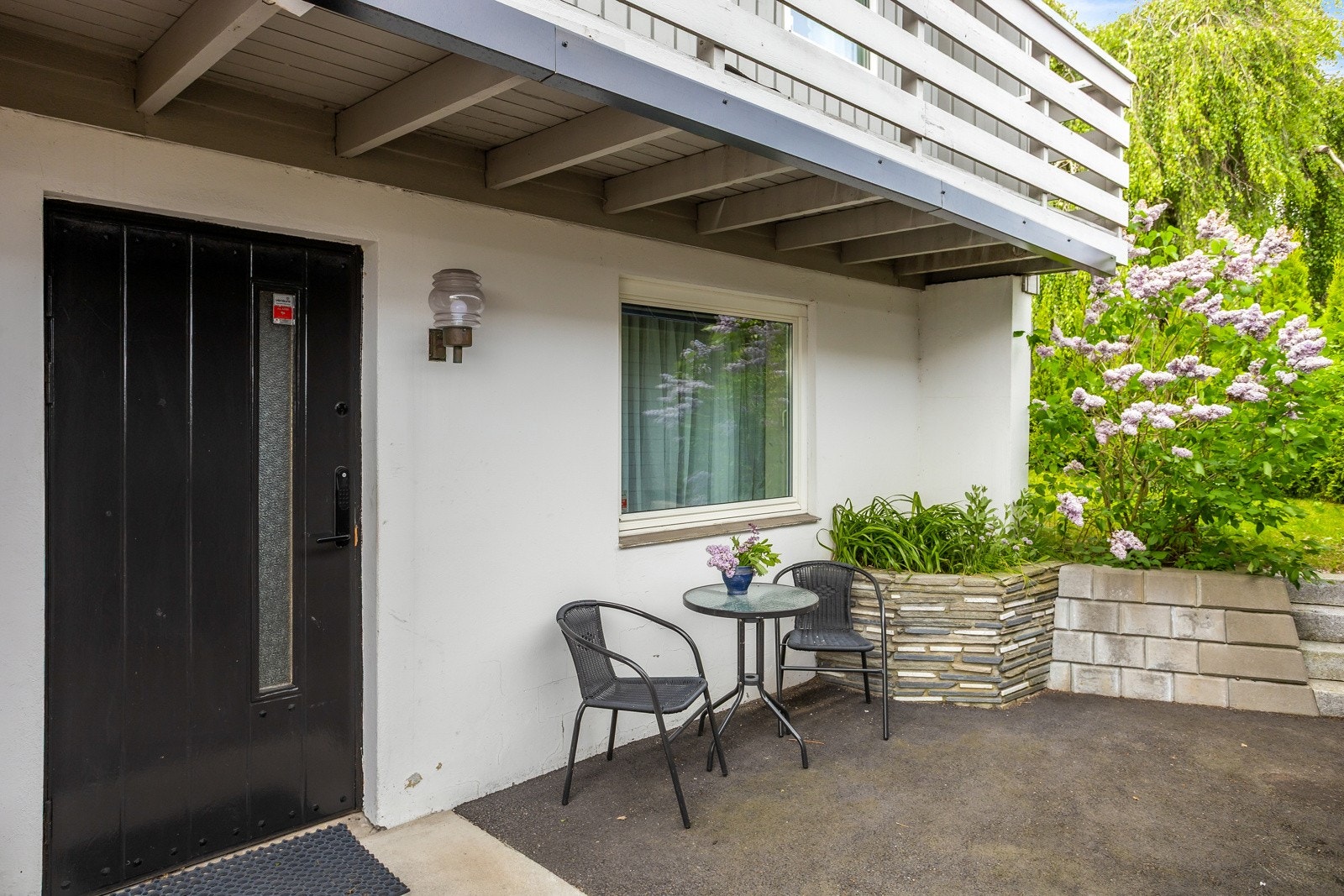 Inngang til sokkeletasjen er på framsiden av boligen Galleribilde