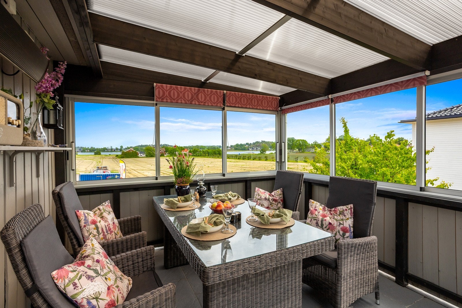 Innglasset terrasse som forlenger sommeren i begge ender Galleribilde