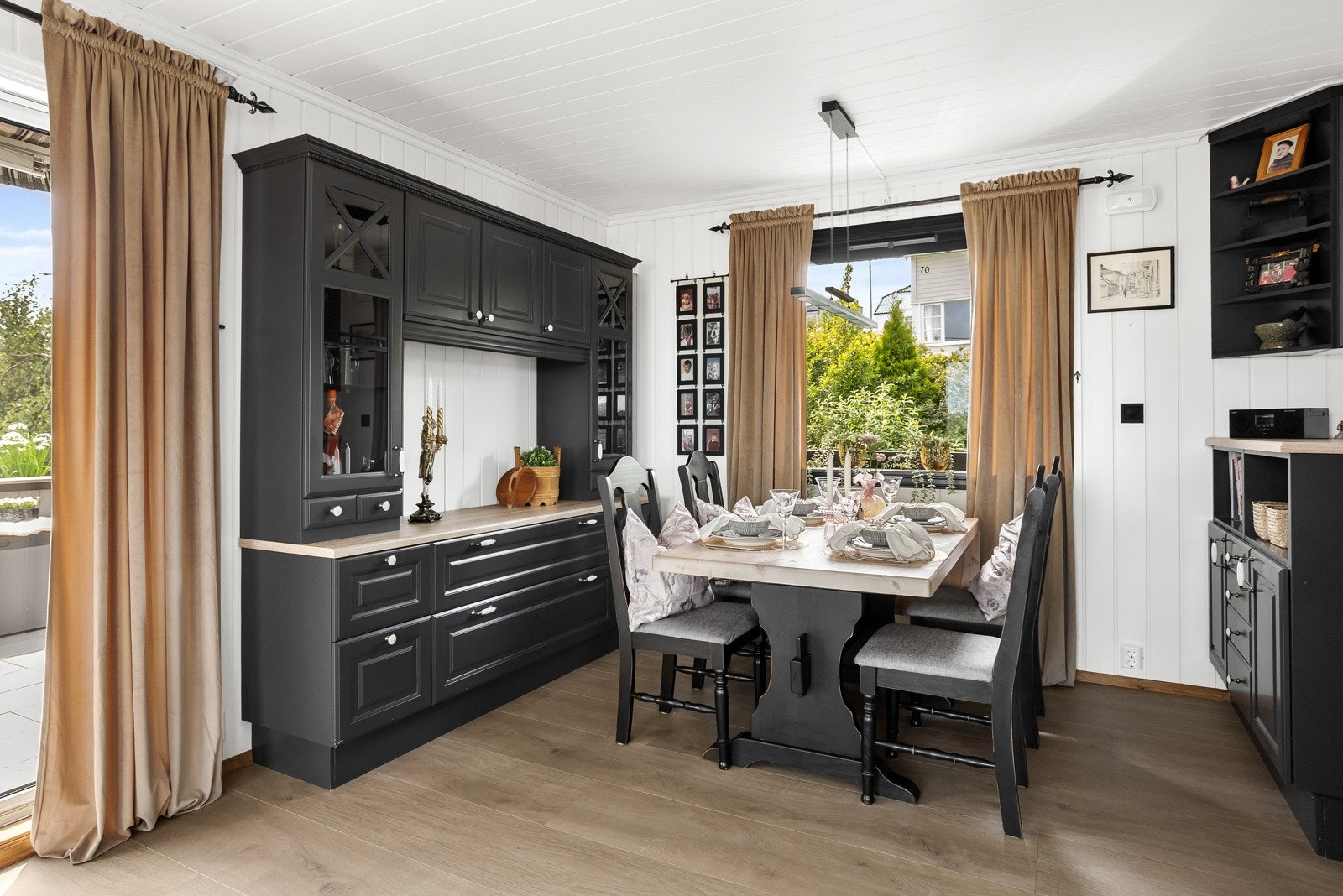 I forbindelse med kjøkkenet har du god plass til spisebord Galleribilde