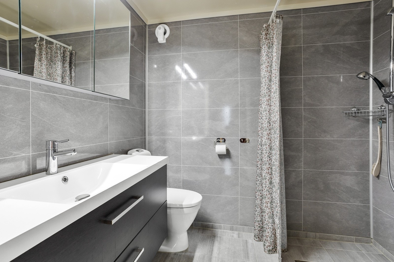 Flott bad fra 2020 med fliser på gulv og vårtromsplater på veggene Galleribilde