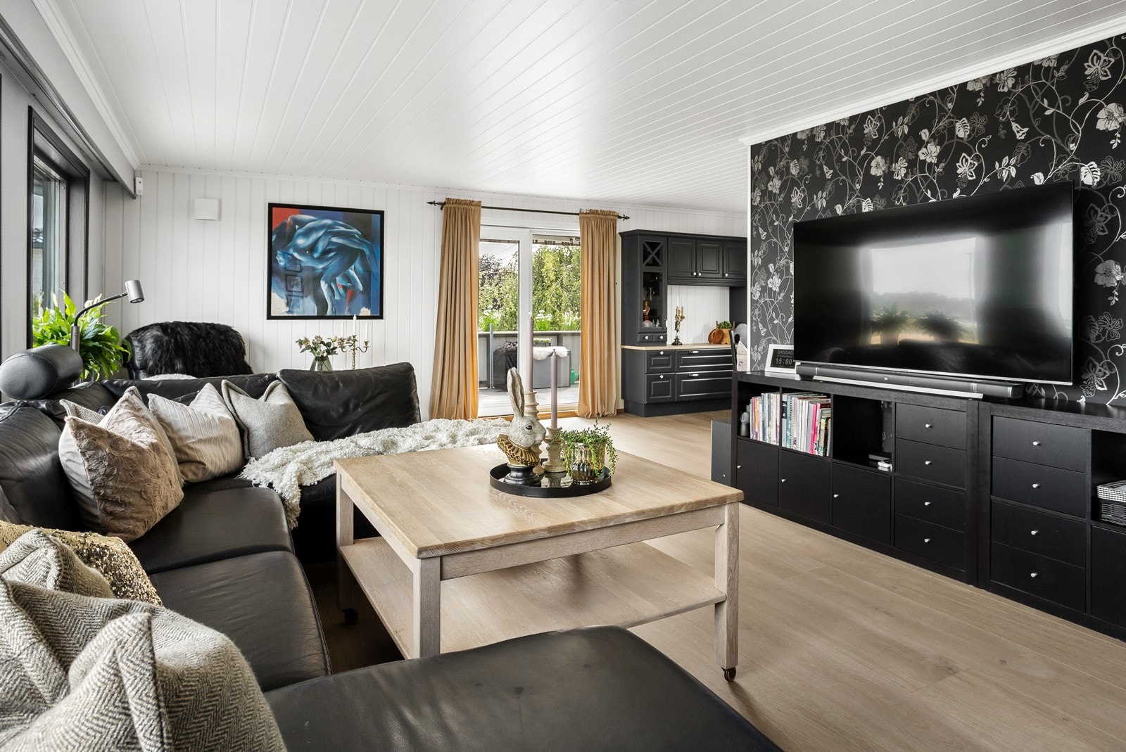 God plass til flere møbelgrupper i stuen Galleribilde