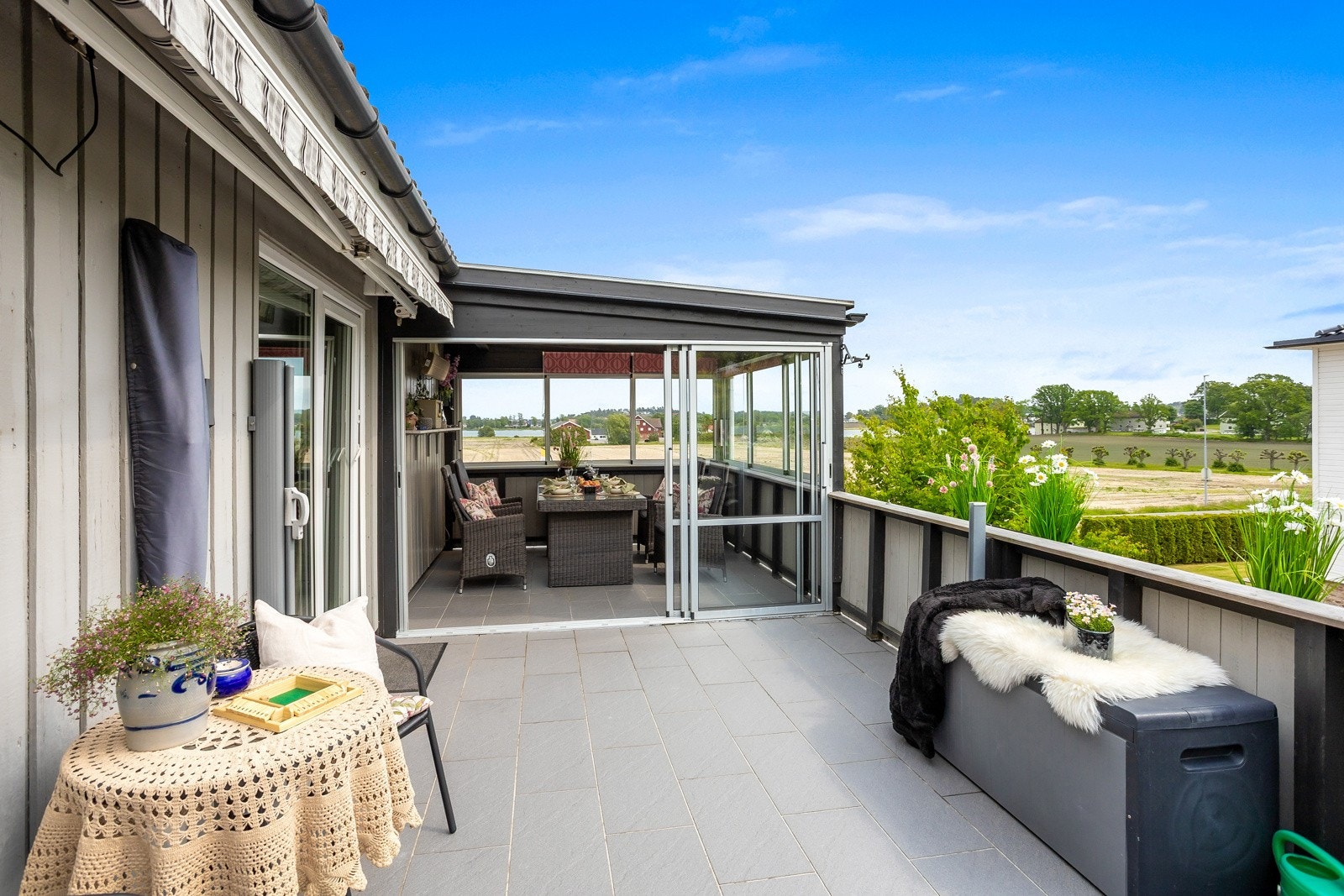 Stor sydvendt terrasse med sol og sjøutsikt Galleribilde