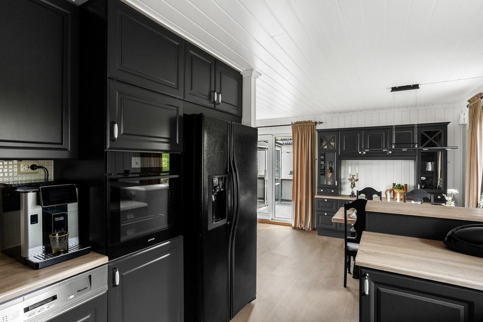 Kjøkken fra 2012 med god benkeplass Galleribilde