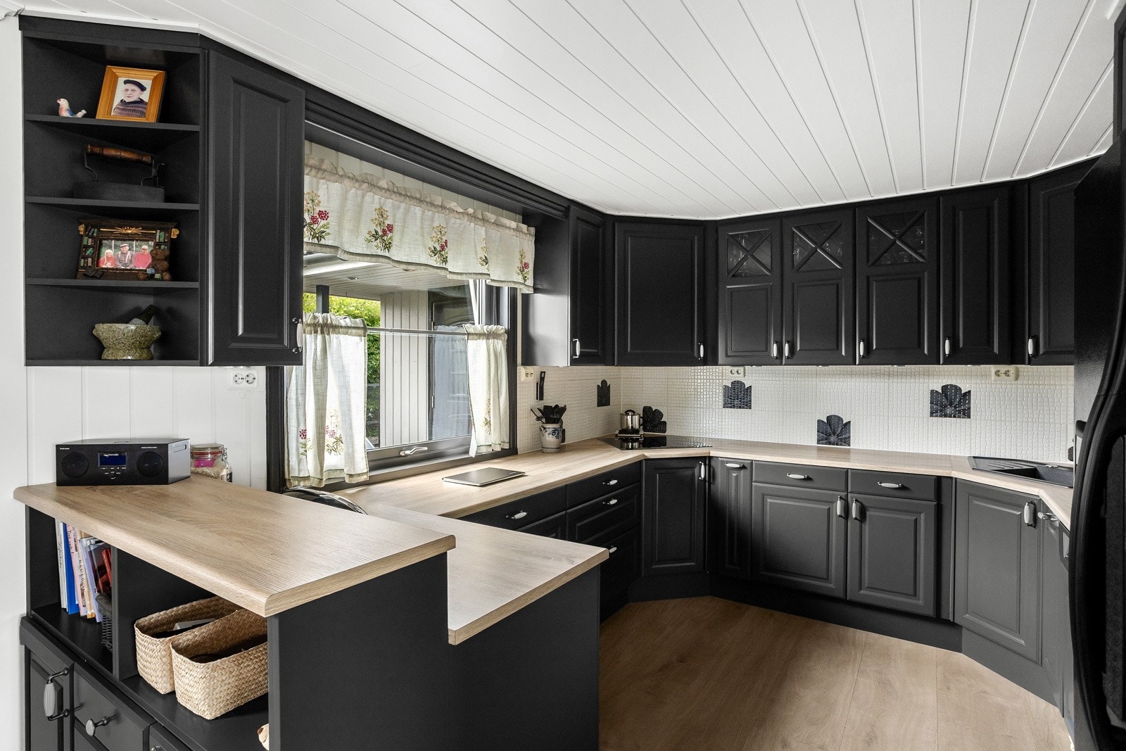 Stilrent og moderne kjøkken med god skapplass Galleribilde