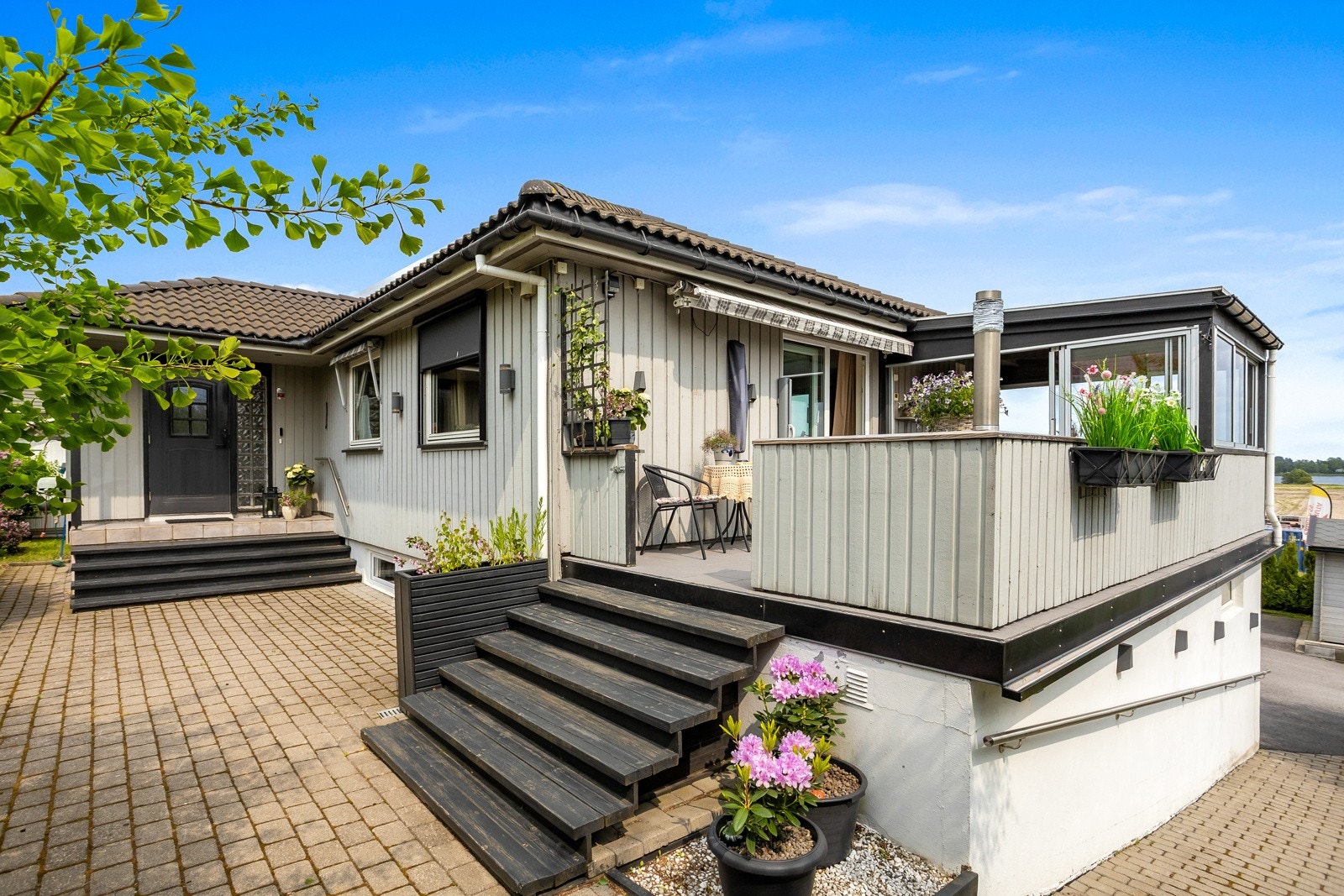 Inngang til hovedetasjen er på baksiden av boligen Galleribilde