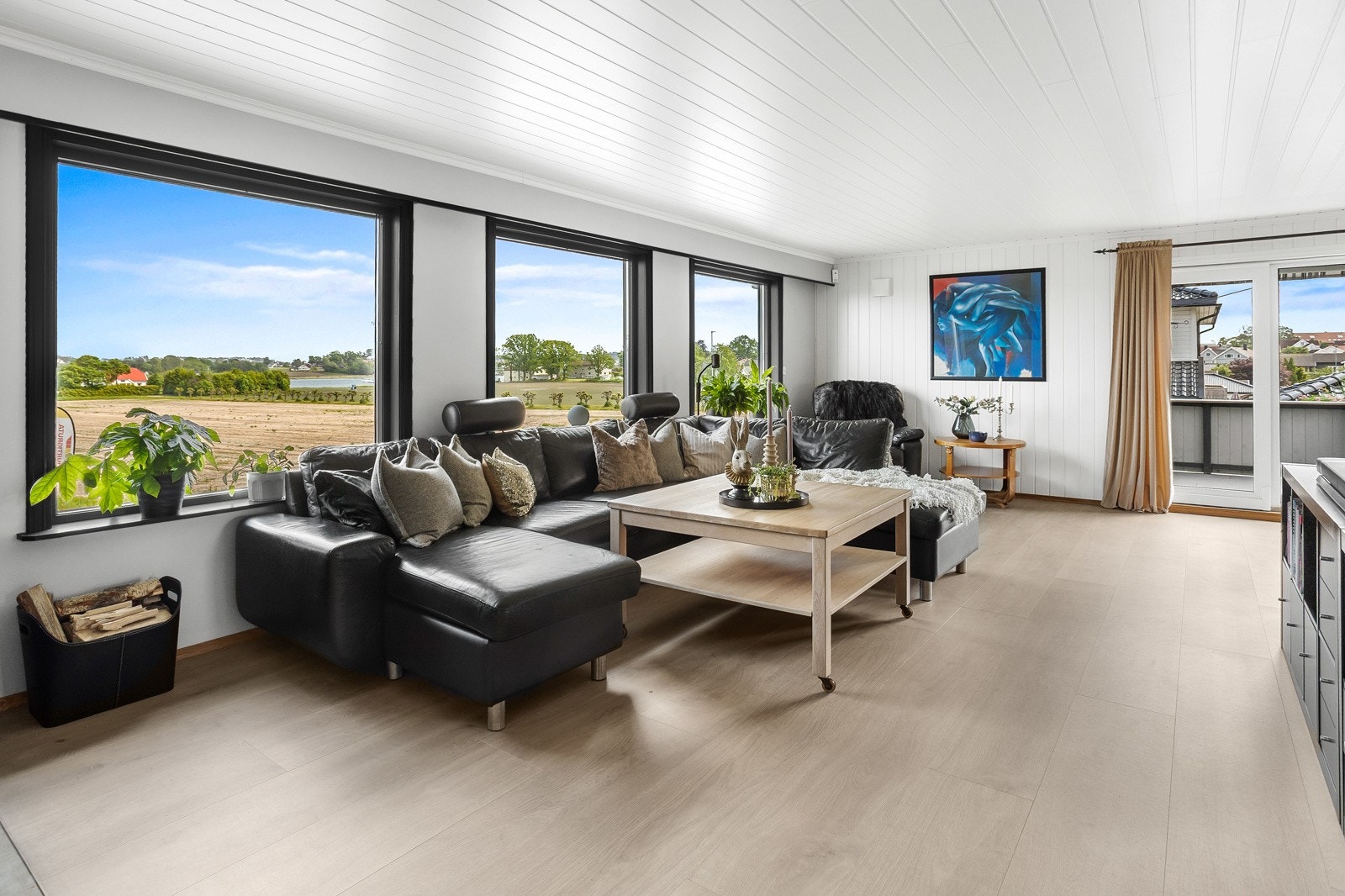 Stor stue med nyere gulv og utgang til sydvendt terrasse Galleribilde
