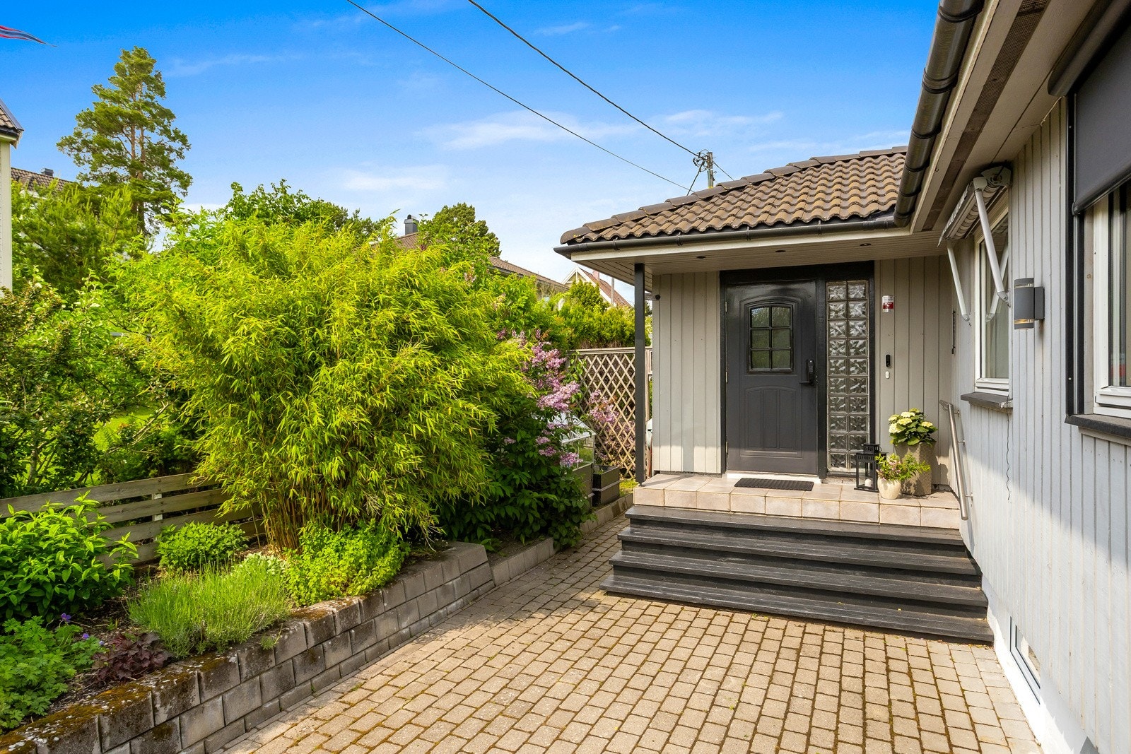 Inngangsparti på baksiden av boligen Galleribilde