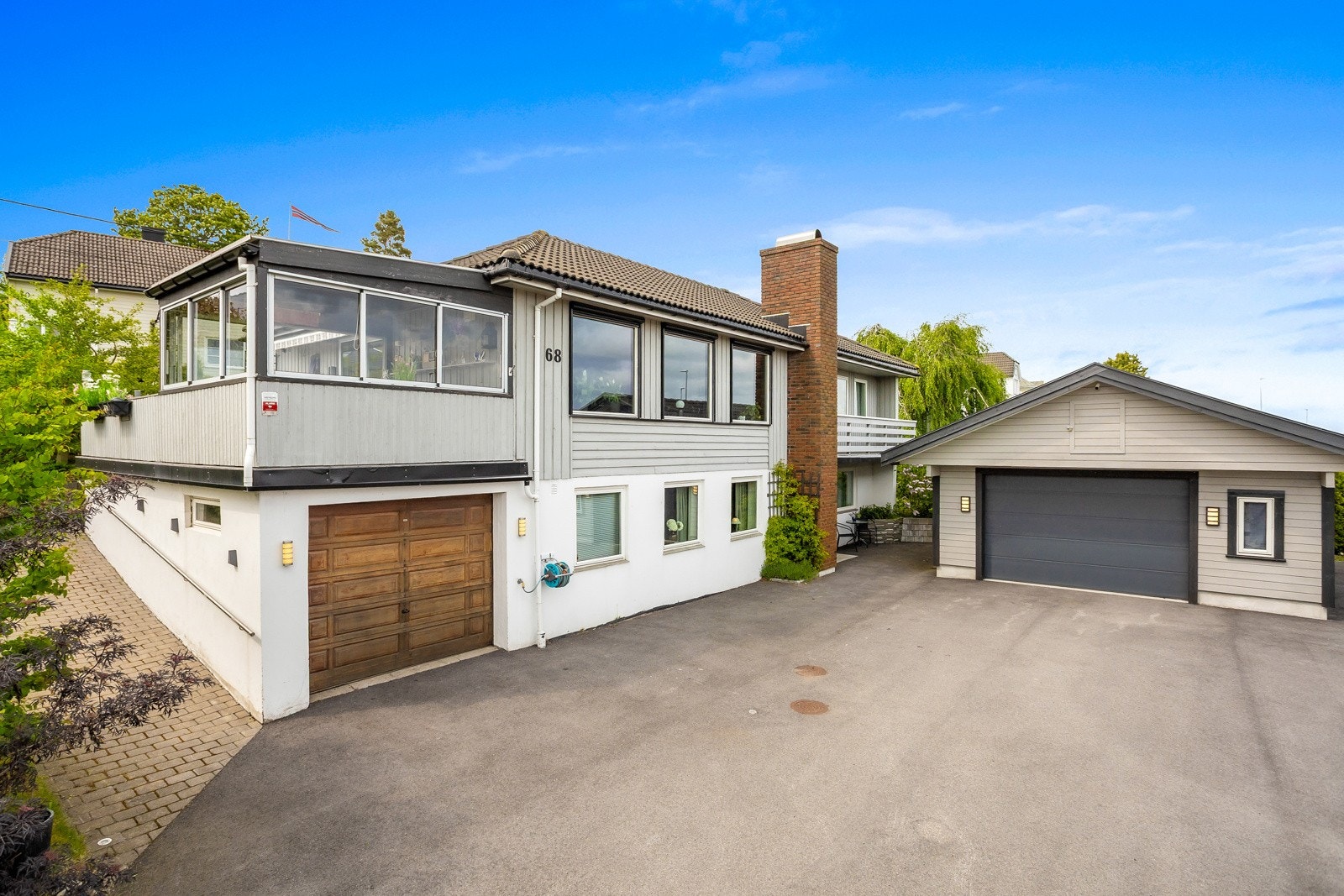 Stor asfaltert gårdsplass Galleribilde