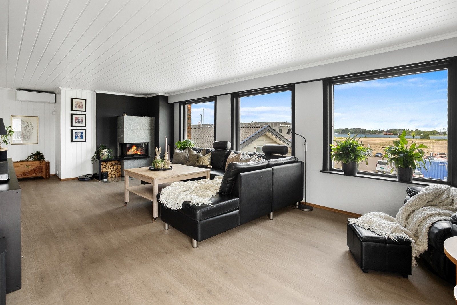 Romslig stue med store vindusflater og herlig utsikt Galleribilde