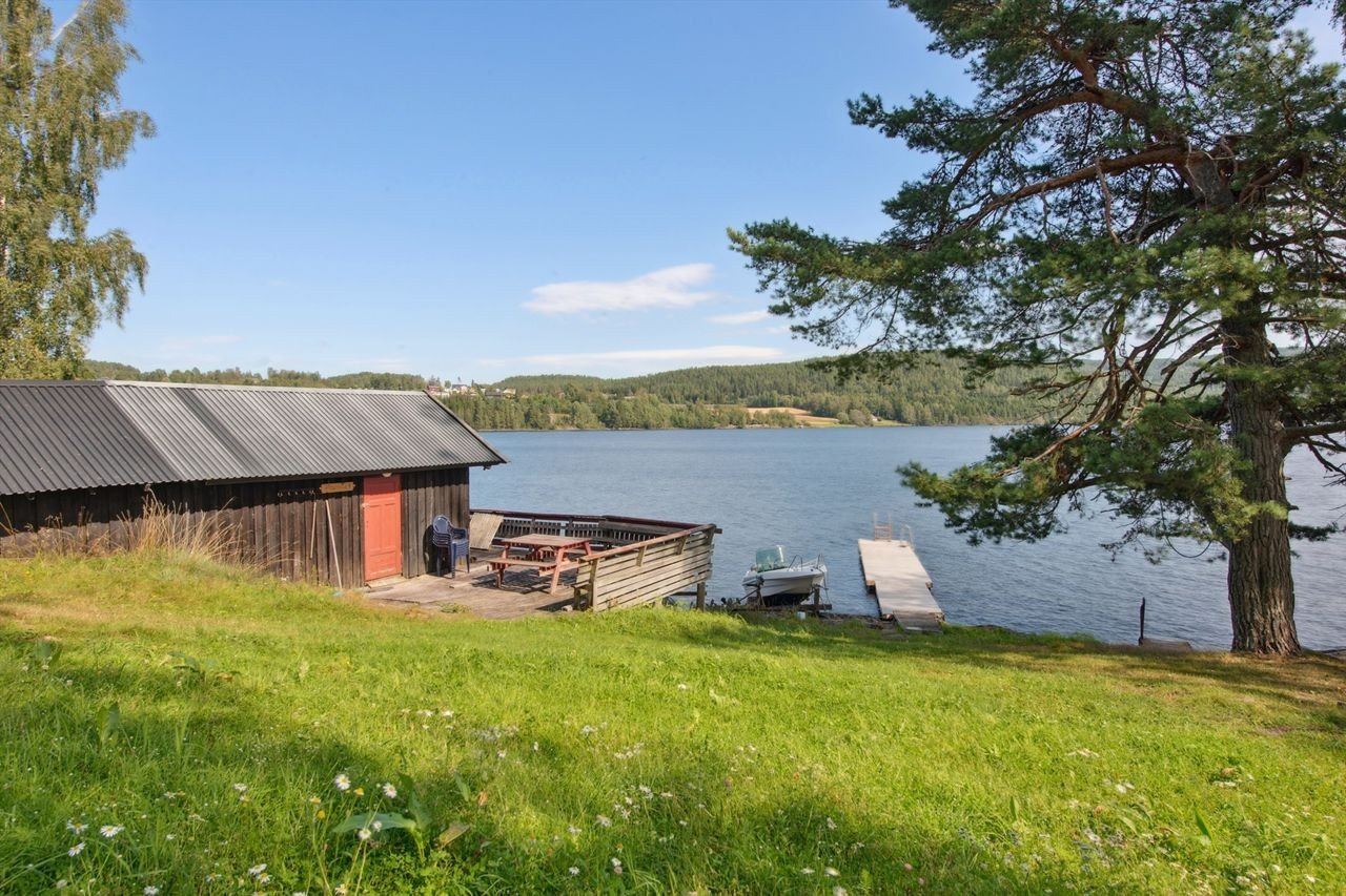 Eiendommen har rett til båtplass ved strandlinjen. Galleribilde