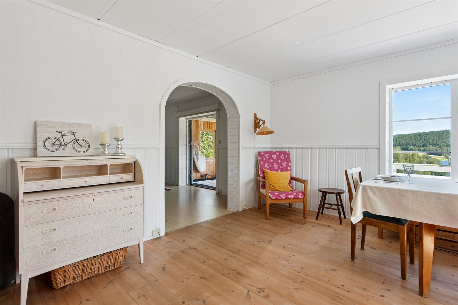 Stuen er delt inn i to naturlig soner. Galleribilde