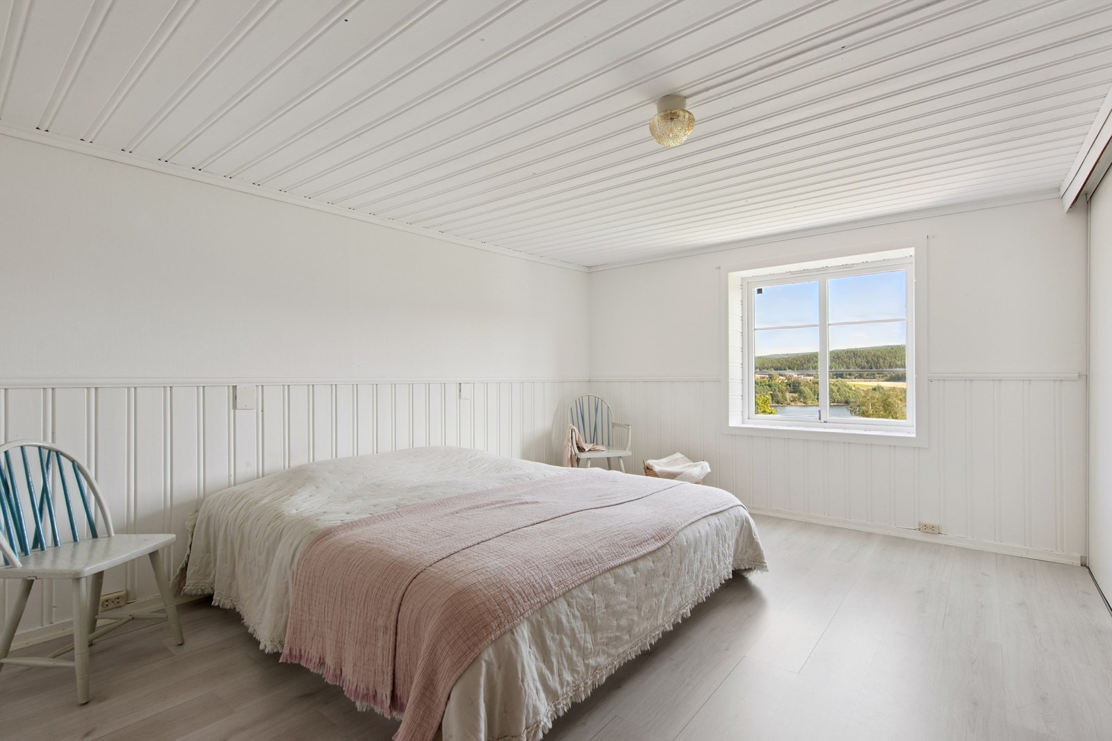 Det andre soverommet i andreetasje er også meget romslig. Soverommet er innredet med skyvedørsgarderobe. Galleribilde