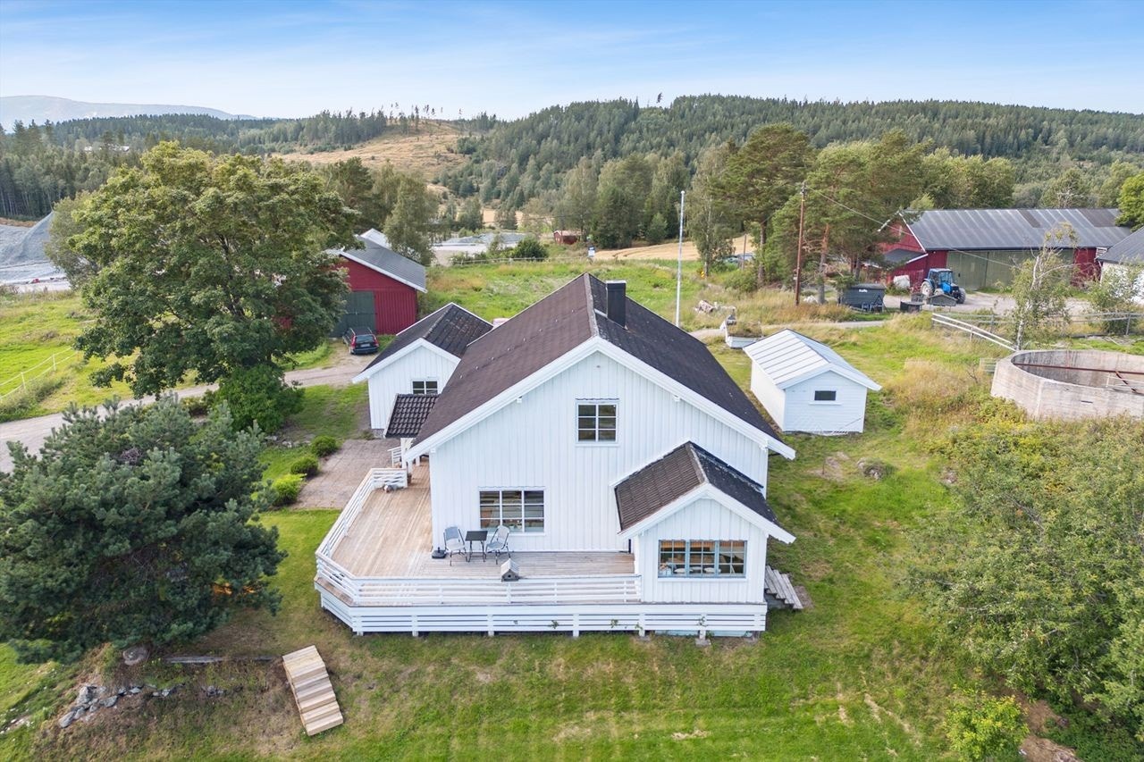 Stor eiendom med enebolig, og inntilbygget dobbelgarasje og stort verksted! Galleribilde