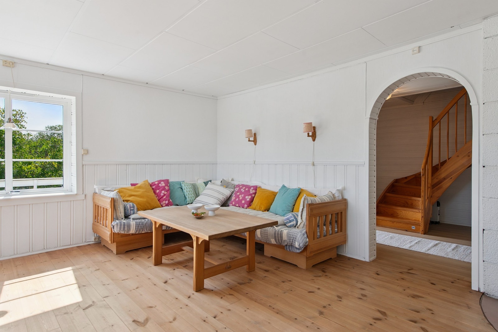 Tregulv og brystningspanel gir stuen et klassisk uttrykk. Galleribilde