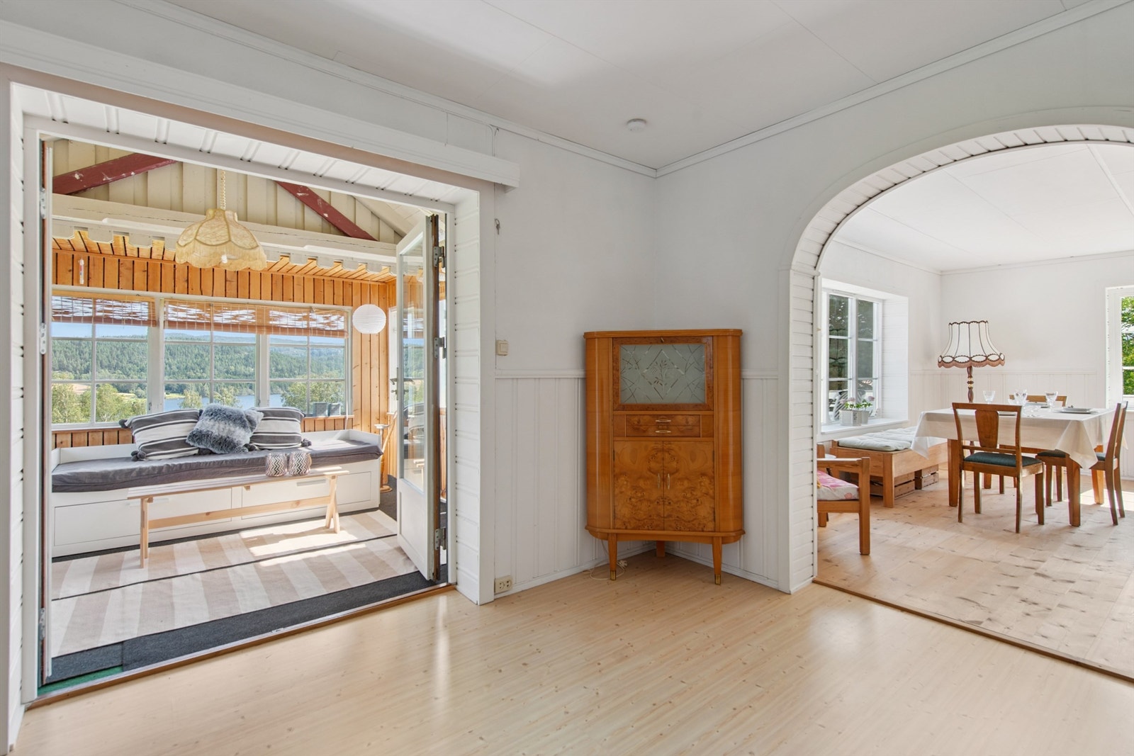 Lyst og lett uttrykk, med hvitmalte vegger og lyse gulv. Galleribilde