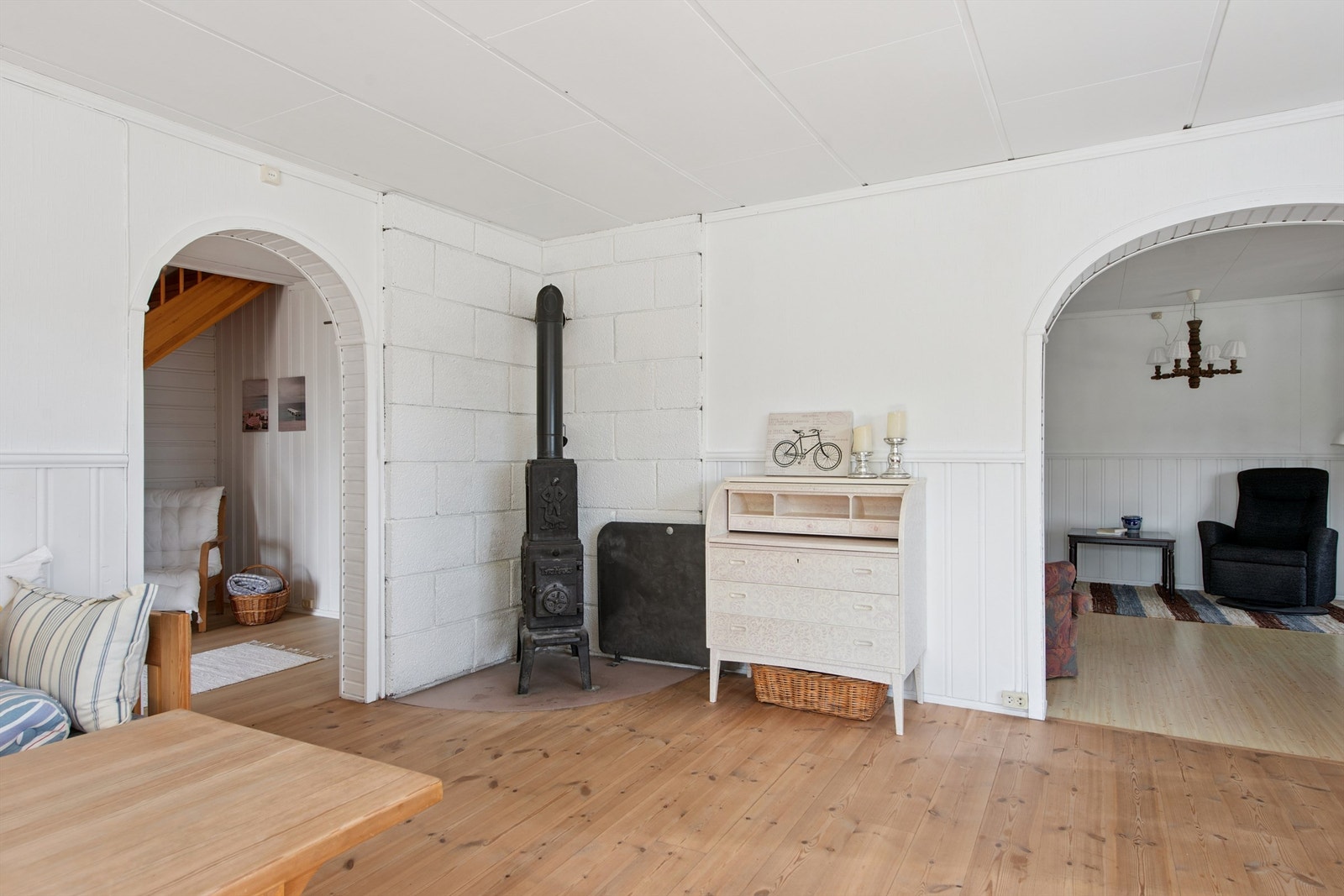 I den ene delen av stuen er det en klassisk vedovn. Galleribilde