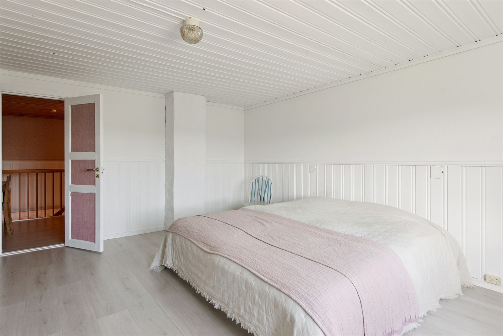 Nye laminatgulv fra 2024 også i dette soverommet. Galleribilde