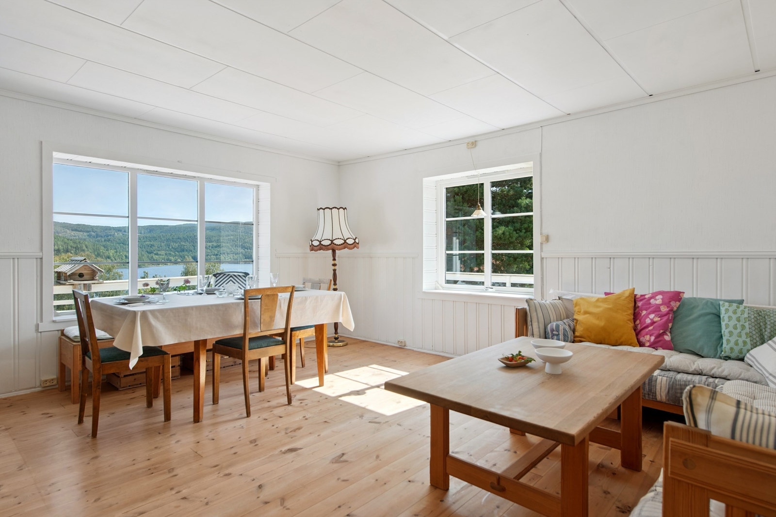Lys og luftig stue med god plass til både tv-stue og spisestue. Flott mjøsutsikt fra stuen! Galleribilde
