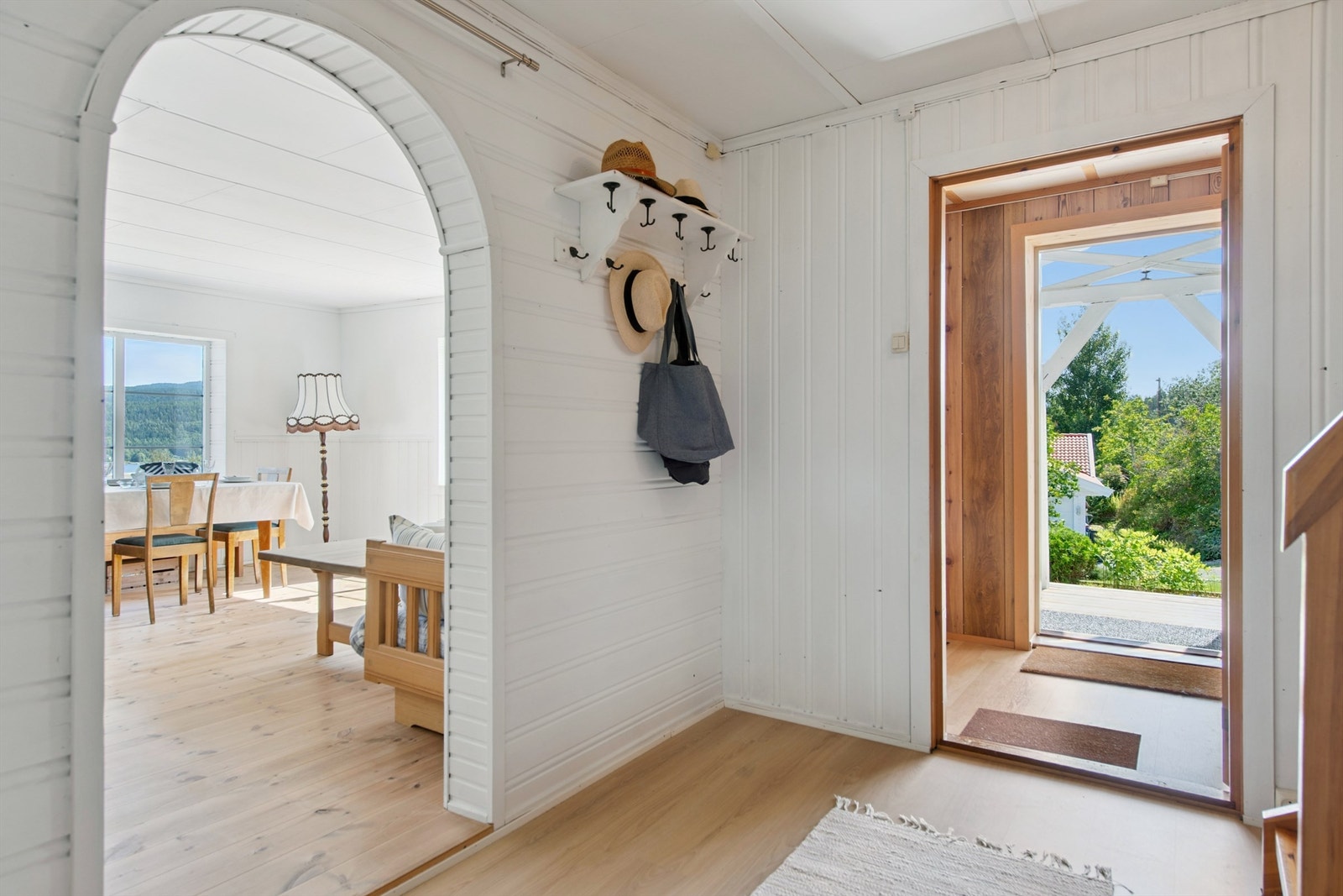 Velkommen inn! Du kommer inn i et vindfang, med videre adkomst til stue og kjøkken via innergang. Galleribilde