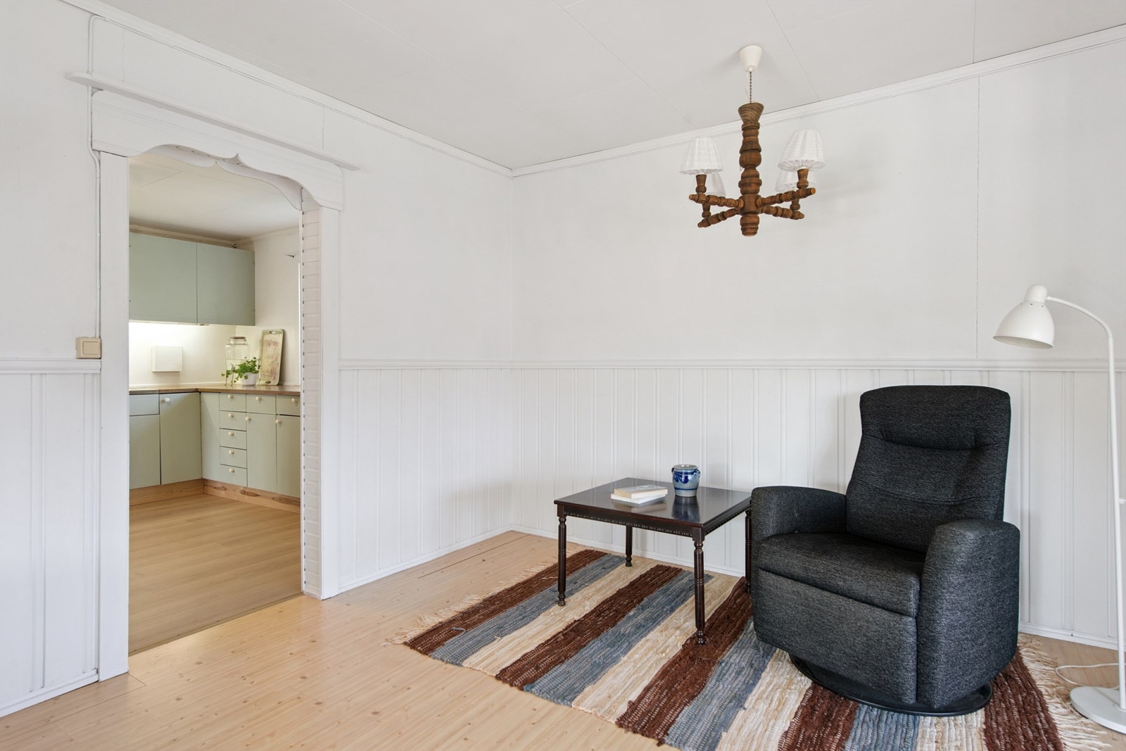 Stuen er todelt, hvilket gir meget gode møbleringsmuligheter. Fra stuen er det delvis åpen løsning mot kjøkken. Galleribilde