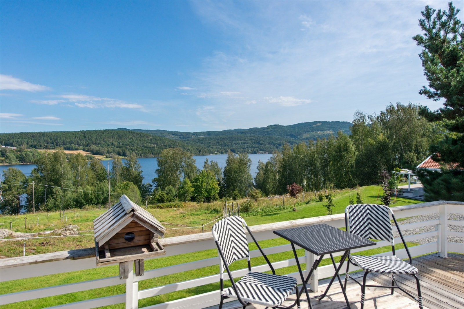 Terrassen er orientert mot øst og sør, noe som sikrer gode solforhold. Galleribilde