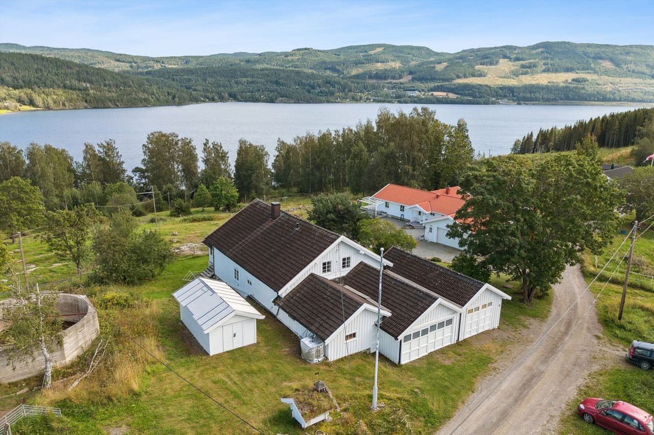En perle ved Mjøsa på Tangenhalvøya! Her får du nærhet til både natur, vann og servicetilbudene som finnes i og rundt Tangen. Gangavstand til nye Tangen Stasjon! Galleribilde