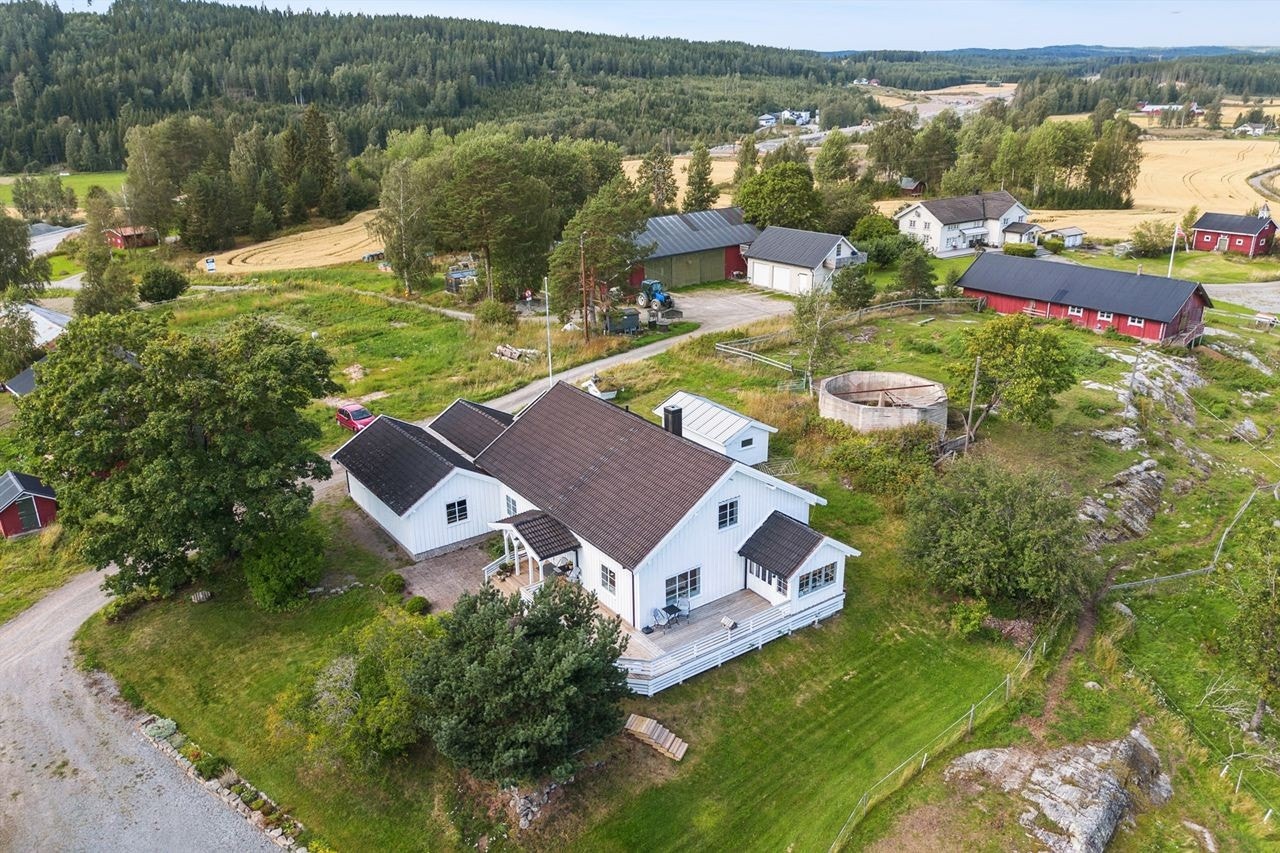 Naturskjønt område med spredt boligbebyggelse og landbruk. Galleribilde