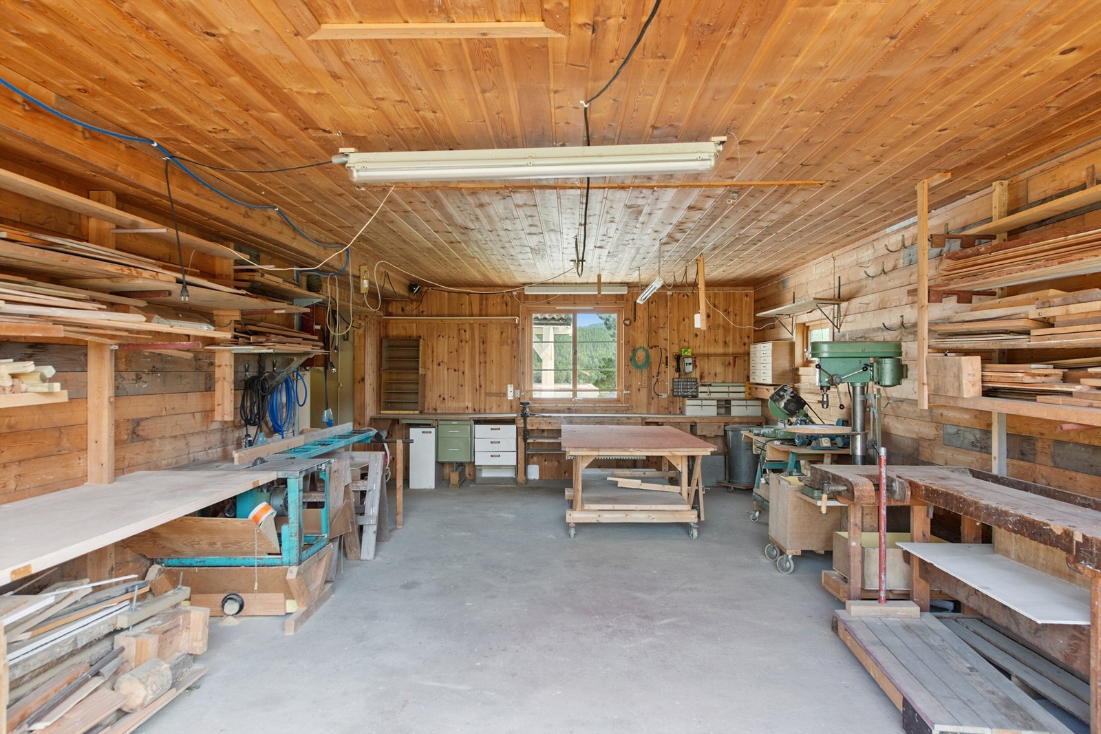 Stor og funksjonell verksteddel i tilknytning til garasjen. Galleribilde