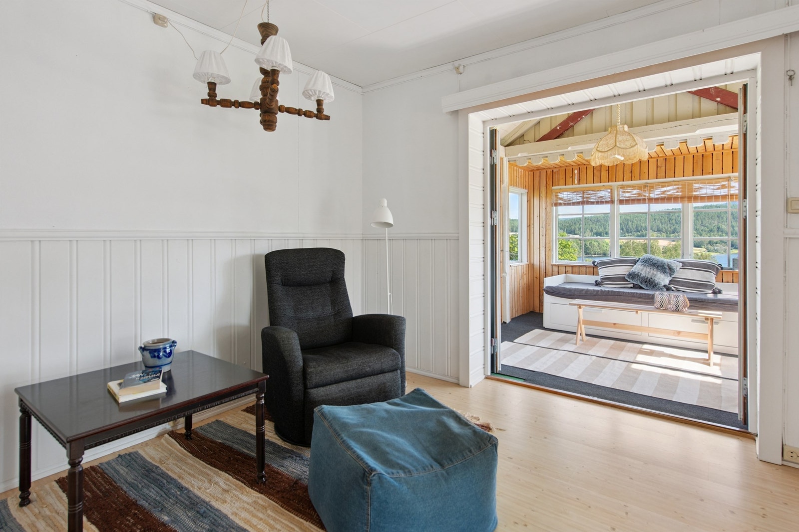 Fra den ene delen av stuen har du adkomst til en flott vinterhage, vendt mot Mjøsa. Galleribilde