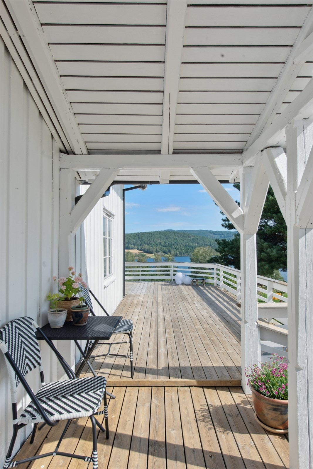 Overbygget inngangsparti knyttet sammen med den store terrassen. Galleribilde