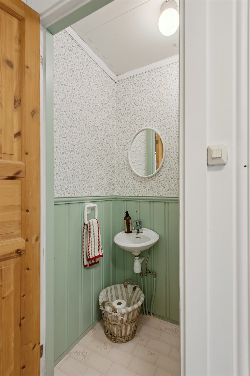 Praktisk, separat toalettrom, vegg i vegg med bad/vaskerom. Galleribilde