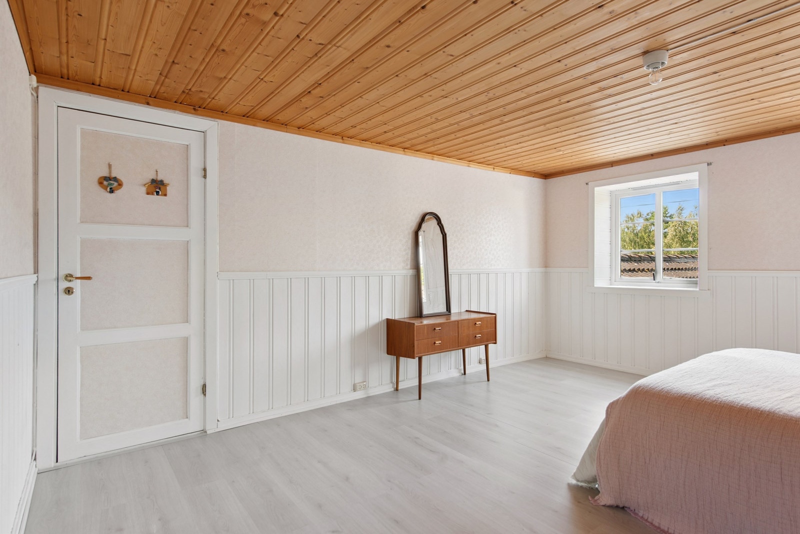 Begge soverommene i andreetasje er meget romslige, med nylagte laminatgulv. Galleribilde