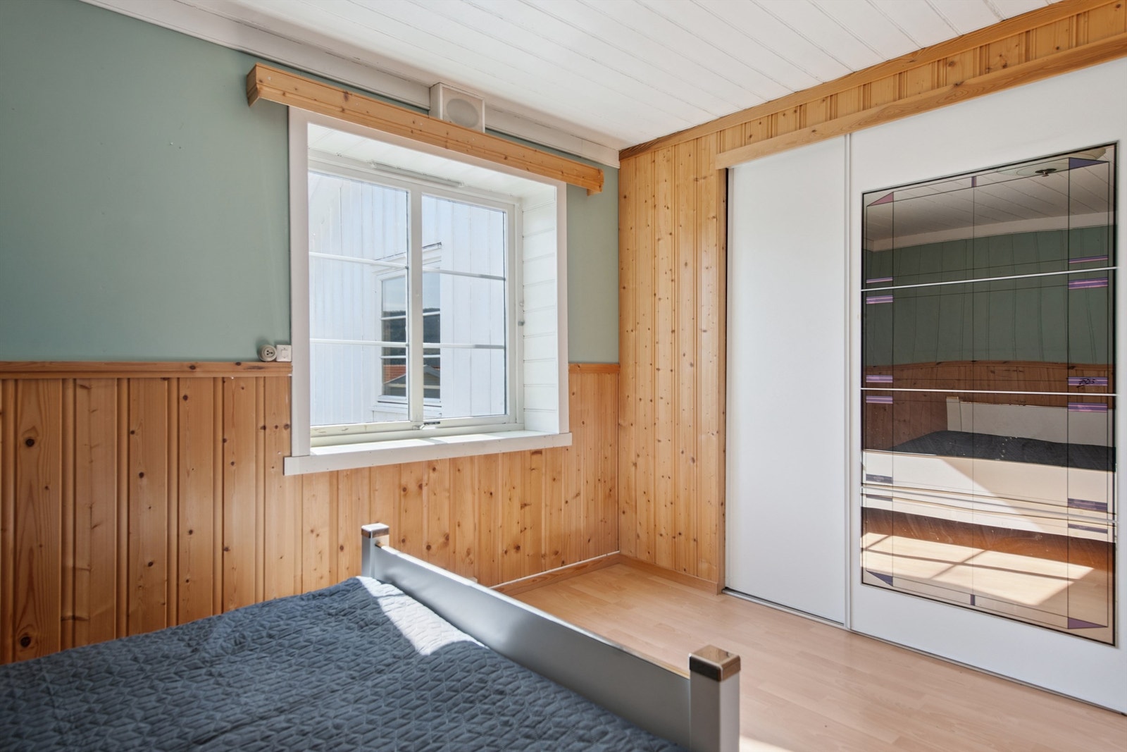 Romslig soverom også i førsteetasje, med garderobe! Galleribilde