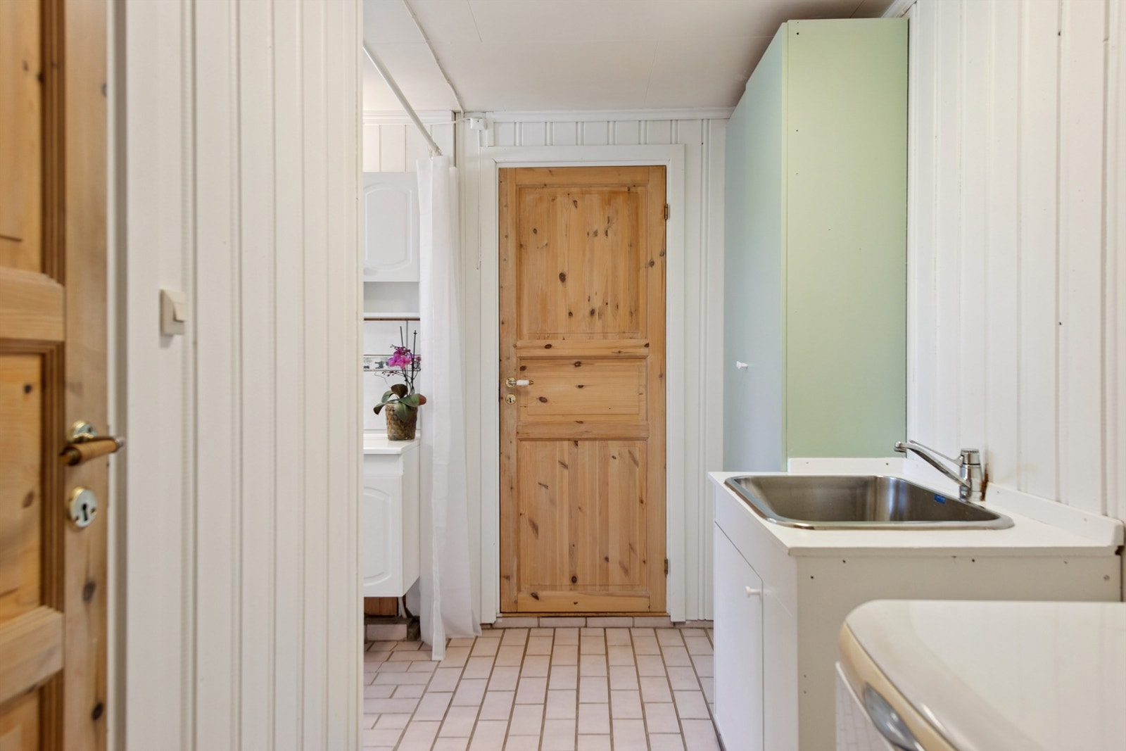 Kombinert bad og vaskerom. Det må påregnes enkelte oppgraderinger på dette våtrommet. Galleribilde