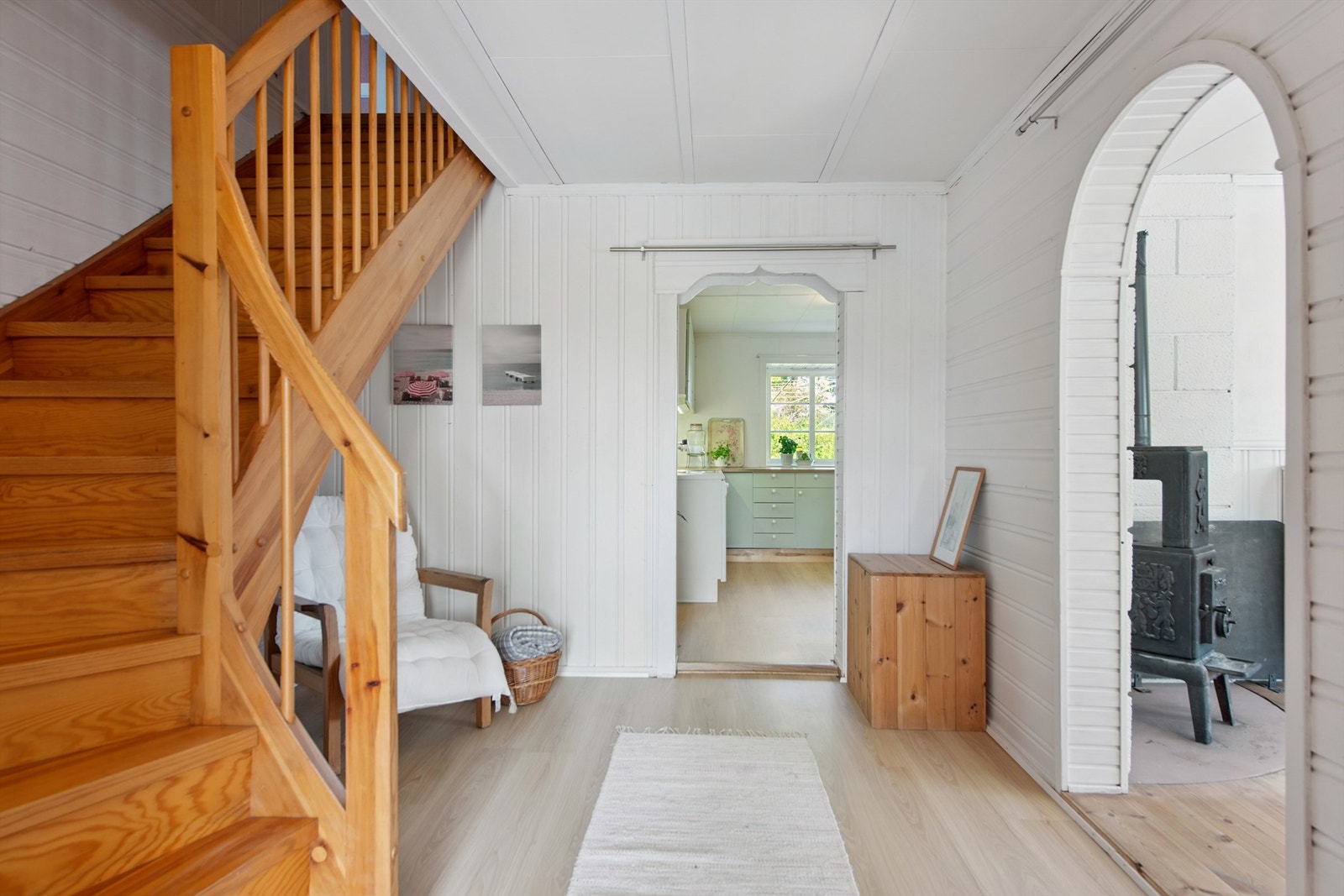 Fra innergangen er det også trappeløp til andreetasje. Galleribilde