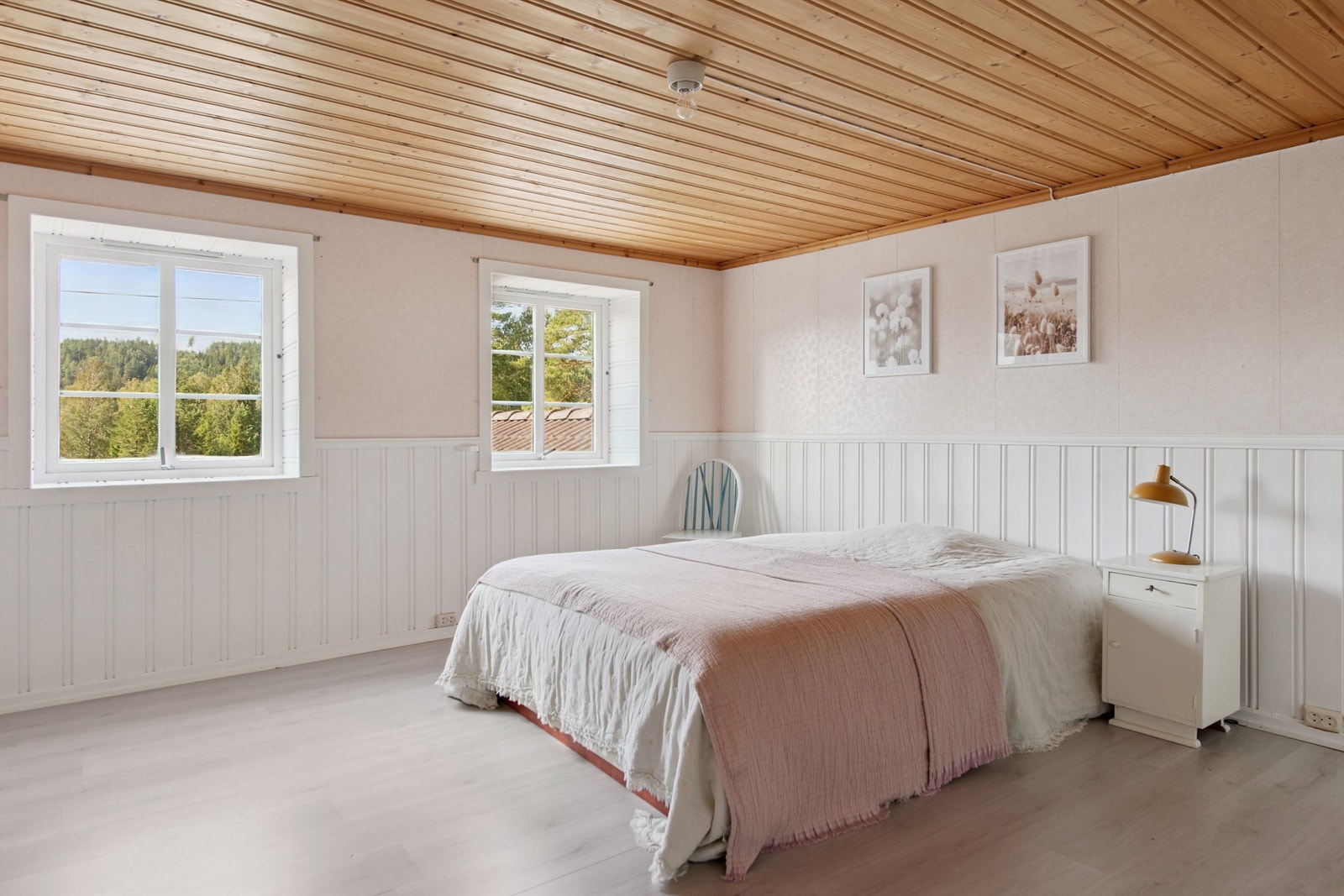 Rikelig med plass til dobbeltseng og garderobeløsninger! Galleribilde