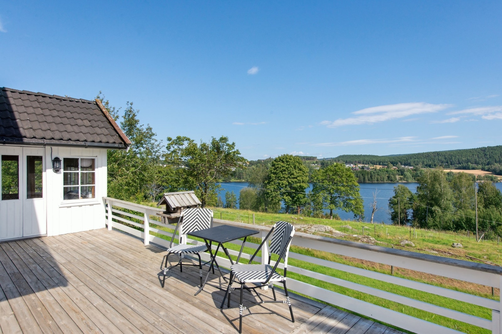 Nyt den fantastiske utsikten over Mjøsa fra den meget romslige og solrike terrassen! Galleribilde