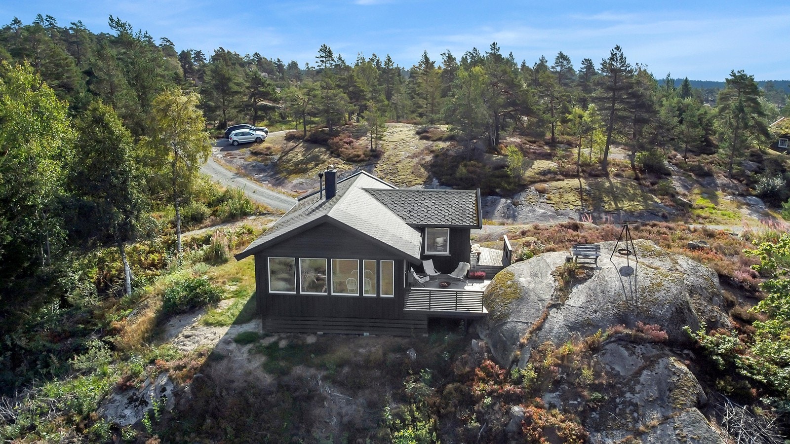 Beliggende i naturskjønne omgivelser med oppkjørte tur- og skiløyper som går fra Toplandsheia og over til Øynaheia. Galleribilde