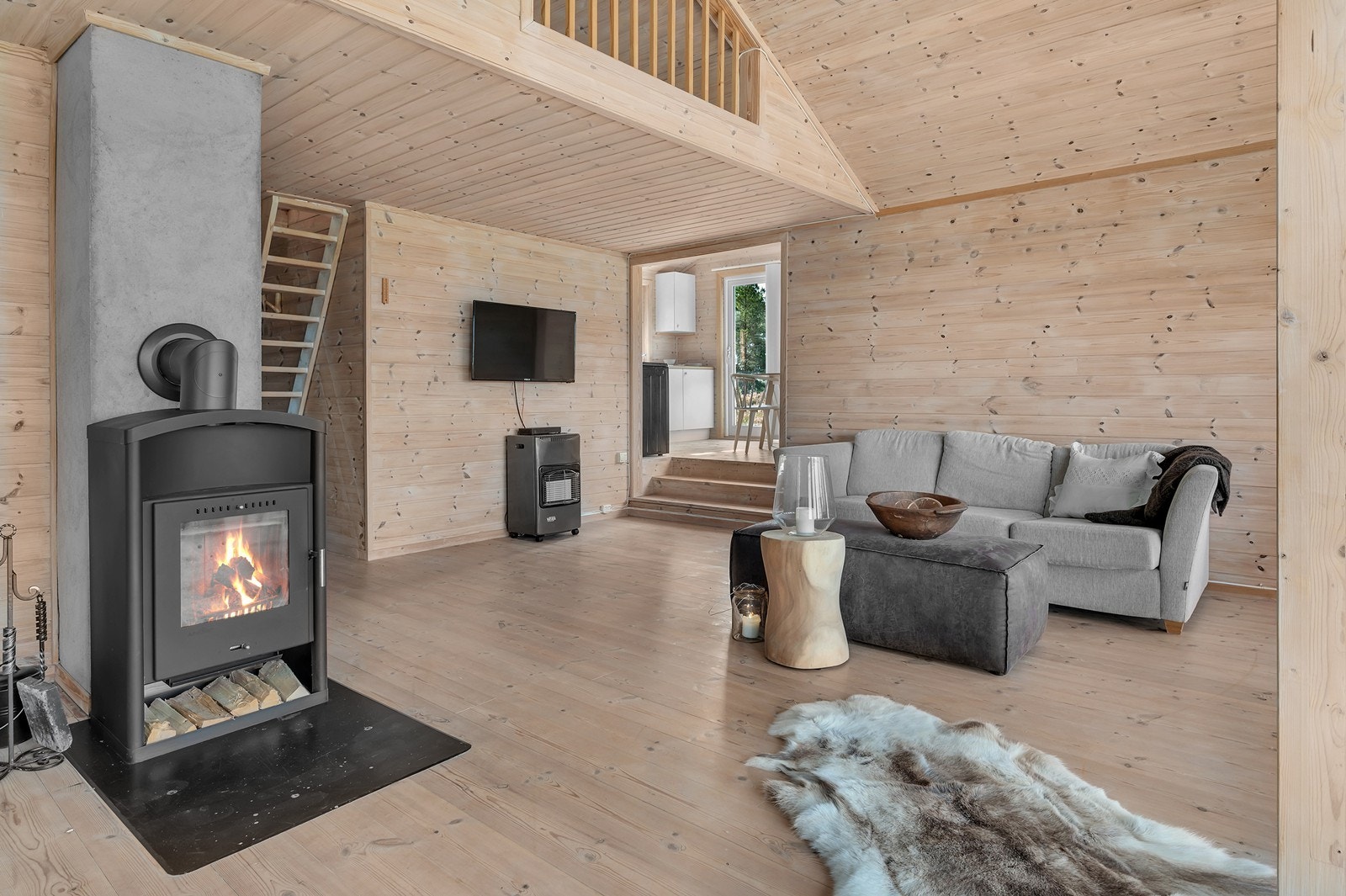 Stuen er innredet med vedovn. Galleribilde