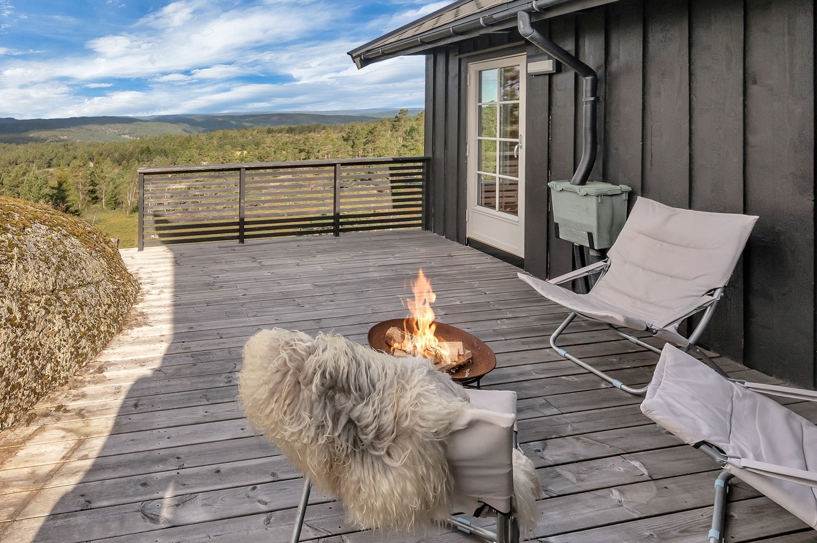 Hytta ligger usjenert til med flott utsikt og sol fra morgen til kveld. Galleribilde