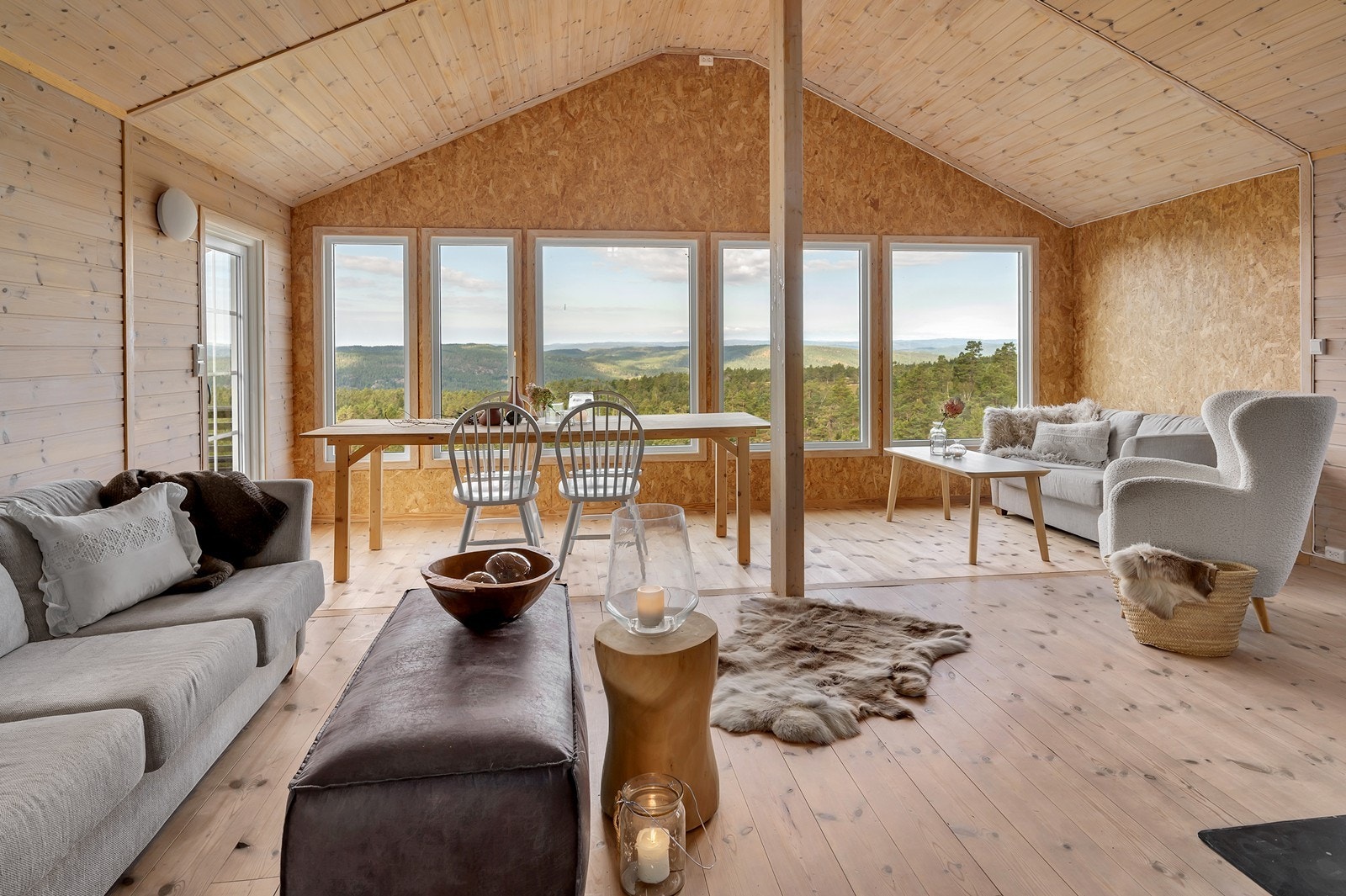 Lys og romslig stue/spisestue med store vindusflater. Galleribilde